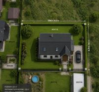 Stavebný pozemok na RD Slovenský Grob - Orechová 631m2 - Pozemky - bývanie na Orechovej ulici v Slovenskom Grobe, oplotený pozemok s trávnikom a bazénom.
