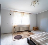ZĽAVA!!!Na predaj rodinný dom s rozľahlým pozemkom 1788m2 MODRA - Svetlá spálňa s televízorom a koberec v rodinnom dome, podlaha s dreveným dekorom.