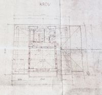 ZĽAVA!!!Na predaj rodinný dom s rozľahlým pozemkom 1788m2 MODRA - Náčrt krovu rodinného domu s podrobnými rozmermi a usporiadaním miestností.