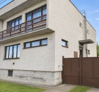 Priestranný 5izbový RD v Dolných Orešanoch 733m2 - Rodinný dom na Hlavnej ulici v Dolných Orešanoch s balkónom a záhradou.