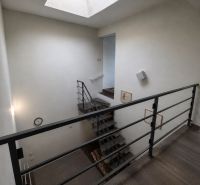 Priestranný 5izbový RD v Dolných Orešanoch 733m2 - Schodisko so zábradlím a podlahou s dreveným dekorom v rodinnom dome.