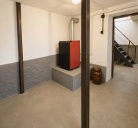 Priestranný 5izbový RD v Dolných Orešanoch 733m2 - Rodinný dom so zdrojom kúrenia a betónovou podlahou v interiéri.