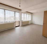 Priestranný 5izbový RD v Dolných Orešanoch 733m2 - Priestranná miestnosť v rodinnom dome s veľkými oknami, závesmi a radiátormi.