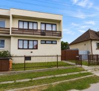 Priestranný 5izbový RD v Dolných Orešanoch 733m2 - Rodinný dom na Hlavnej ulici v Dolných Orešanoch s balkónom a záhradkou.