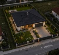 Na predaj ideálny stavebný pozemok Bernolákovo 662m2 - Večerný pohľad na rodinný dom s upravenou záhradou v Bernolákove na Kondrótovej, Pozemky - bývanie.