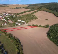 Podhájska - 2.084 m2 POZEMOK na okraji obce - Letecký pohľad na poľnohospodárske a lesné pozemky pri Podhájskej obkolesené obcou a lesom.