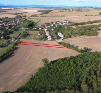 Podhájska - 2.084 m2 POZEMOK na okraji obce - Letecký pohľad na poľnohospodárske a lesné pozemky v Podhájskej obklopené dedinou a prírodou.