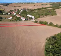 Podhájska - 2.084 m2 POZEMOK na okraji obce - Poľnohospodárske a lesné pozemky v Podhájskej, s výhľadom na okolité polia a zeleň.
