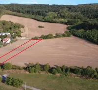 Podhájska - 2.084 m2 POZEMOK na okraji obce - Poľnohospodárske a lesné pozemky v Podhájskej s viditeľným vymedzením, obklopené lesmi.