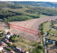 Podhájska - 2.084 m2 POZEMOK na okraji obce - Záber na poľnohospodárske a lesné pozemky v Podhájskej, obklopené domami a cestami.