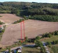 Podhájska - 2.084 m2 POZEMOK na okraji obce - Vidiecky výhľad na poľnohospodárske a lesné pozemky v Podhájskej obklopujúce osídlenie s rodinnými domami.