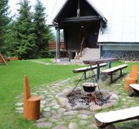 Chata na Táloch, okr.Brezno, pozemok 680m2,  - Chata v Brezne na Táľoch s ohniskom, lavičkami a drevenými prvkami v záhrade.