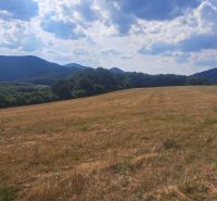 POZEMOK s krásnymi výhľadmi. Rozloha 2890 m2, Ostrá Lúka okr.Zvolen - Krajina s trávnatými pozemkami na bývanie v Ostréj Lúke, obklopená lesmi a horami.