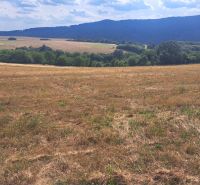 POZEMOK s krásnymi výhľadmi. Rozloha 2890 m2, Ostrá Lúka okr.Zvolen - Rozľahlé pozemky na bývanie v Ostréj Lúke obklopené zelenými kopcami a lúkami.
