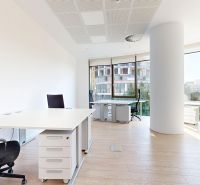 RIVERS | ELEGANTNÉ KANCELÁRSKE PRIESTORY V SKY PARKU - Moderné kancelárie so svetlými stenami a podlahou s dreveným dekorom.