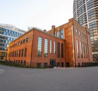 RIVERS | ELEGANTNÉ KANCELÁRSKE PRIESTORY V SKY PARKU - Exteriér Čulenovej v Bratislava - Staré Mesto s tehlovými budovami a modernou architektúrou.