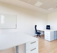 RIVERS | ELEGANTNÉ KANCELÁRSKE PRIESTORY V SKY PARKU - Biele kancelárie s podlahou s dreveným dekorom, pracovnými stolmi a kancelárskymi stoličkami.