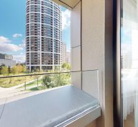 PREDAJ – prémiový 2-izb. byt, výmera 50 m2 + lodžia, Sky Park veža 2 - Výhľad z 2-izbového bytu na moderné budovy a zeleň v Bratislave - Starom Meste, Továrenskej.