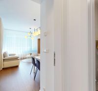 PREDAJ – prémiový 2-izb. byt, výmera 50 m2 + lodžia, Sky Park veža 2 - Interiér 2-izbového bytu s podlahou s dreveným dekorom a moderným sedením.