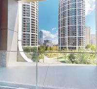 PREDAJ – prémiový 2-izb. byt, výmera 50 m2 + lodžia, Sky Park veža 2 - Výhľad z balkóna na moderné výškové budovy medzi zeleňou v Bratislave.