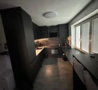 Ponúkame moderne zariadený byt na Zelenečskej  - Moderná kuchyňa v 2-izbovom byte s elegantným dizajnom a veľkými oknami.
