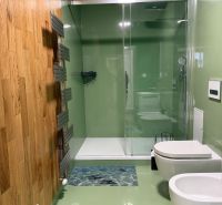 PRENÁJOM nadštandardný byt/apartmán, ul. Rudlovská cesta, centrum B.B. - Kúpeľňa v 1-izbovom byte s podlahou s dreveným dekorom a sprchovým kútom.