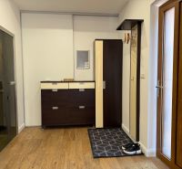 PRENÁJOM nadštandardný byt/apartmán, ul. Rudlovská cesta, centrum B.B. - Vstupná chodba v 1-izbovom byte s podlahou s dreveným dekorom a predsieňovou skriňou.