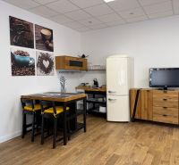 PRENÁJOM nadštandardný byt/apartmán, ul. Rudlovská cesta, centrum B.B. - Kuchynský kút 1-izbového bytu s podlahou s dreveným dekorom a retro chladničkou.