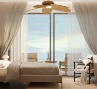 Hotelový a rezidenčný komplex THE TERRACE v Paje, Zanzibar - Svetlá spálňa v 3-izbovom byte s dekoratívnym stropným ventilátorom a veľkými oknami.