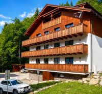 2-izbový byt s PARKOVACÍM MIESTOM lokalita CHOPOK JUH - Exteriér budovy s drevenými balkónmi v Bystrej, vhodné pre 2-izbový byt.