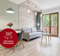 2-izbový byt s PARKOVACÍM MIESTOM lokalita CHOPOK JUH - Svetlý interiér 2-izbového bytu s podlahou s dreveným dekorom a balkónom.
