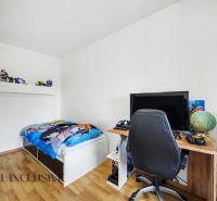 Na predaj 4-izb. RD – časť dvojdomu, Trstice - Detská izba v rodinnom dome s posteľou, stolom a podlahou s dreveným dekorom.