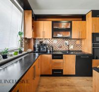 Na predaj 4-izb. RD – časť dvojdomu, Trstice - Kuchyňa v rodinnom dome s dreveným dekorom a moderným vybavením.
