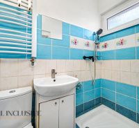 Na predaj 4-izb. RD – časť dvojdomu, Trstice - Kúpeľňa v rodinnom dome s modrými obkladačkami a bielym vybavením.
