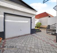 Na predaj 4-izb. RD – časť dvojdomu, Trstice - Rodinný dom v Trsticiach s dlažbou a garážou, vhodný pre bezpečné parkovanie.