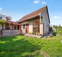 Na predaj 4-izb. RD – časť dvojdomu, Trstice - Rodinný dom s terasou a záhradou v blízkosti Trstíc na priestrannom pozemku.