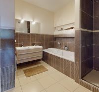 PREDAJ - 4-izb. byt v bytovke, Hamuliakovo, 115 m2 + balkón, výťah - Kúpeľňa v 4-izbovom byte s vaňou, sprchou a úložným priestorom.