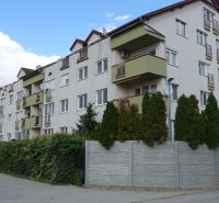 PREDAJ - 4-izb. byt v bytovke, Hamuliakovo, 115 m2 + balkón, výťah - Bytový dom na Družstevnej ulici v Hamuliakove obklopený zeleňou.