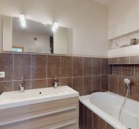PREDAJ - 4-izb. byt v bytovke, Hamuliakovo, 115 m2 + balkón, výťah - Kúpeľňa so svetlým umývadlom a vaňou v 4-izbovom byte, doplnená hnedými obkladmi.