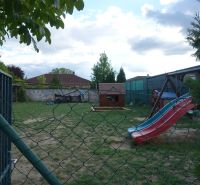 PREDAJ - 4-izb. byt v bytovke, Hamuliakovo, 115 m2 + balkón, výťah - Záhrada so šmýkačkou pri 4-izbovom byte na Družstevnej ulici v Hamuliakove.