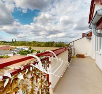 PREDAJ - 4-izb. byt v bytovke, Hamuliakovo, 115 m2 + balkón, výťah - Balkón s výhľadom na zeleň na Družstevnej ulici, Hamuliakovo, 4-izbový byt.