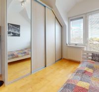 PREDAJ - 4-izb. byt v bytovke, Hamuliakovo, 115 m2 + balkón, výťah - Spálňa so skriňou s posuvnými dverami a posteľou v 4-izbovom byte.