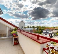 PREDAJ - 4-izb. byt v bytovke, Hamuliakovo, 115 m2 + balkón, výťah - Balkón s výhľadom na Družstevnú ulicu v Hamuliakove, ponúka priestor 4-izbového bytu.