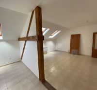 Kancelársky / komerčný priestor na prenájom v centre Rimavskej Soboty - Podkrovná kancelária s drevenými trámami a šikmými oknami, podlaha s dreveným dekorom.