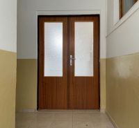 Kancelársky / komerčný priestor na prenájom v centre Rimavskej Soboty - V Kanceláriách je dvojkrídlové dvere s presklením a svetlohnedými stenami.
