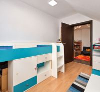 Predaj 4i dom, 52 m2 garáž, 518 m2 pozemok, Mosonmagyaróvár - Detská izba v rodinnom dome s pestrofarebným nábytkom a podlahou s dreveným dekorom.