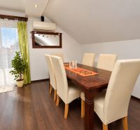Predaj 4i dom, 52 m2 garáž, 518 m2 pozemok, Mosonmagyaróvár - Jedáleň v rodinnom dome s podlahou s dreveným dekorom a veľkými oknami.