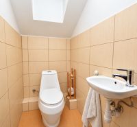 Predaj 4i dom, 52 m2 garáž, 518 m2 pozemok, Mosonmagyaróvár - Kúpeľňa v rodinnom dome s toaletou a umývadlom, béžové kachličky.