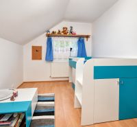 Predaj 4i dom, 52 m2 garáž, 518 m2 pozemok, Mosonmagyaróvár - Detská izba v rodinnom dome s modrou dekoráciou a podlahou s dreveným dekorom.