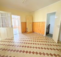 Predaj 3i rodinný dom, 900 m2 pozemok, Dunakiliti - Miestnosť v rodinnom dome s dlažbou a dreveným obkladom stien.